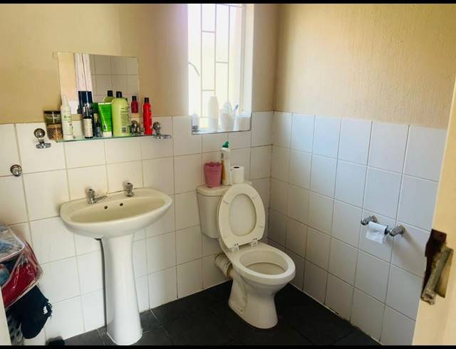 2 BEDROOM TOWNHOUSE FOR SALE IN RHODESFIELD